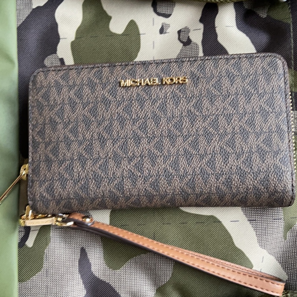 Michael Kors Jet Set Travel Lg Flat Multifunctional Phone Case-Wristlet-Wallet - Picture 1 of 16